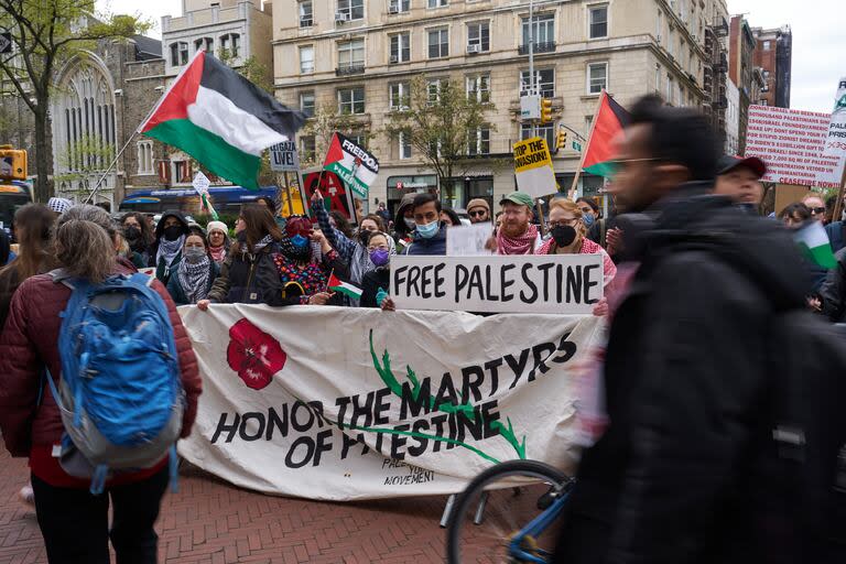 Manifestantes propalestinos se reúnen frente al campus de la Universidad de Columbia en Nueva York el domingo 21 de abril de 2024.