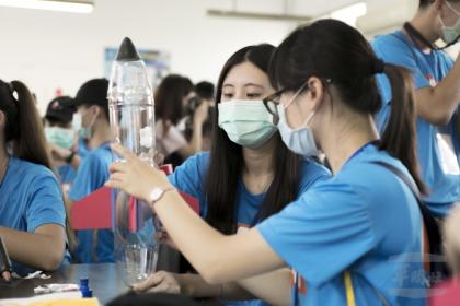 航空科技體驗營學生18日親手製作水火箭。（軍聞社記者吳東昇攝）