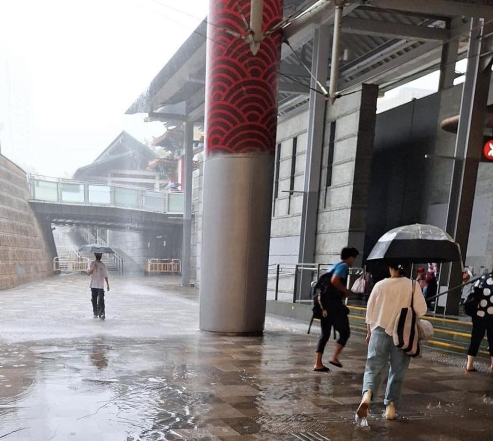 黃雨｜本港多處水浸 黃大仙北館外有積水「牛奶冰室」照常營業