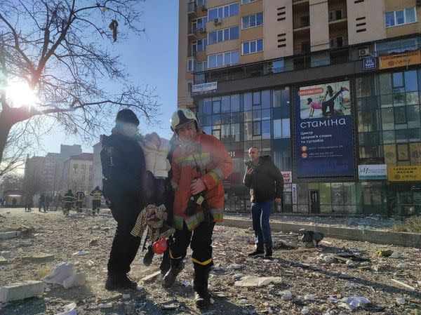 烏克蘭各城市遭到攻擊，一名女性因為這場導彈襲擊而受傷。（圖／取自於烏克蘭內政部）