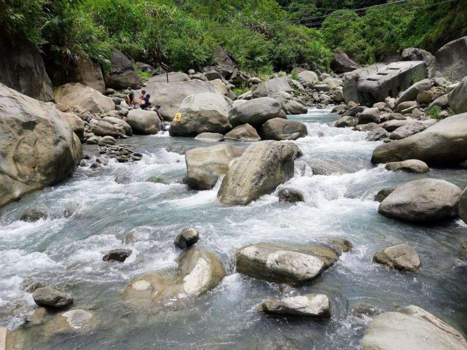 民眾利用暑假帶小朋友前往達娜伊谷自然生態公園戲水消暑。