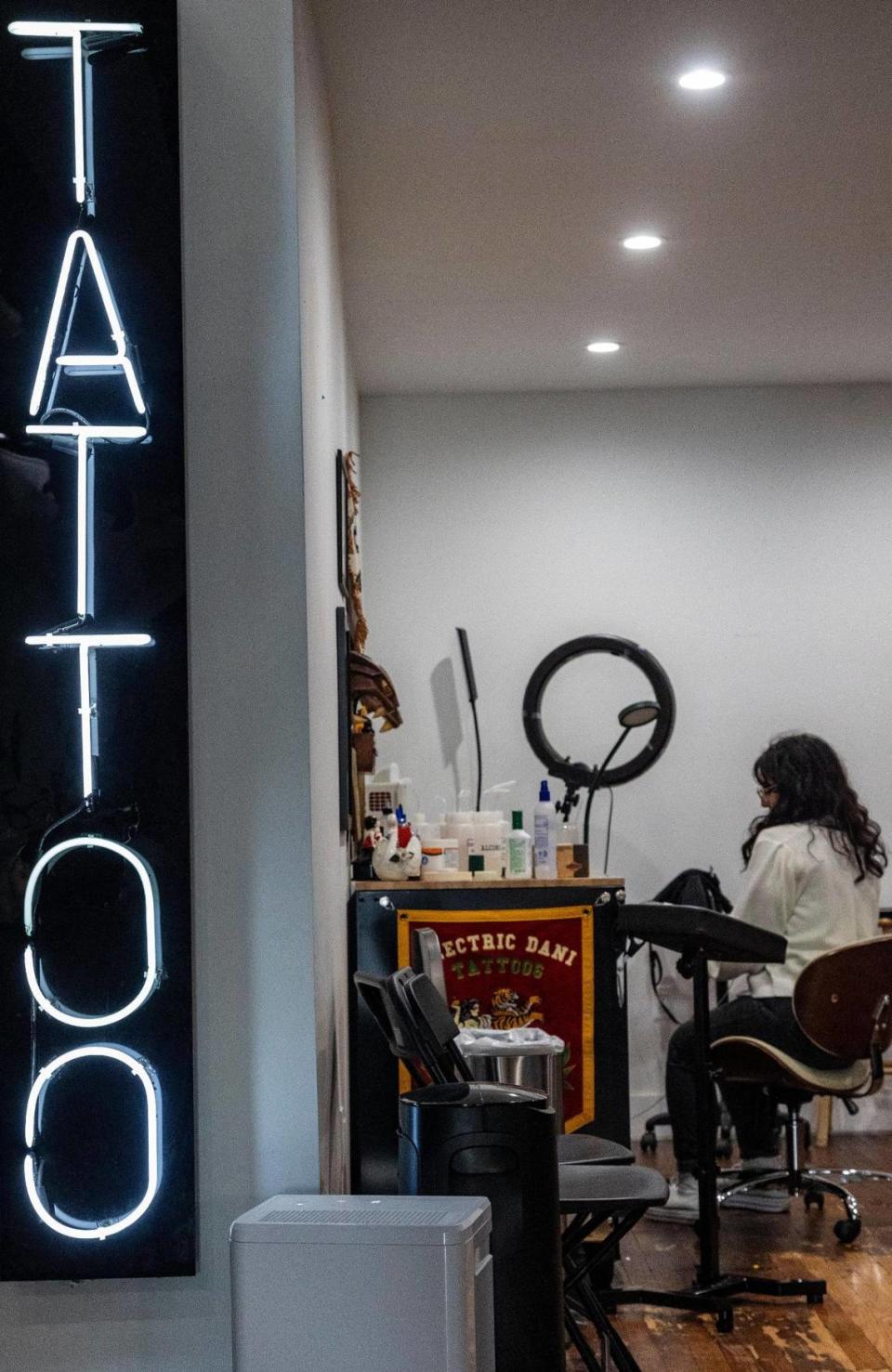 Vista del interior del estudio de tatuajes Ocho Placas dentro de White Rose Coffee.