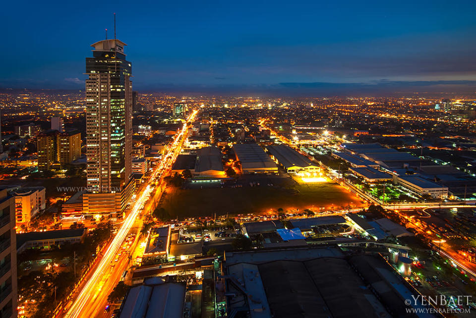 With a population density of around 19,137 per square kilometer, Manila bustles even at night. (Yen Baet)