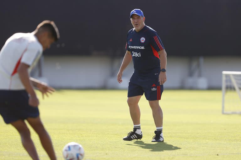 Eduardo Berizzo, en una práctica con el seleccionado de Chile; el DT argentino está cuestionado