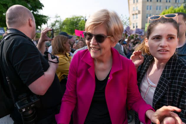 La s&#xe9;natrice Elizabeth Warren, le 3 mai 2022 devant la Cour supr&#xea;me &#xe0; Washington.&#xa0; (Photo: via Associated Press)