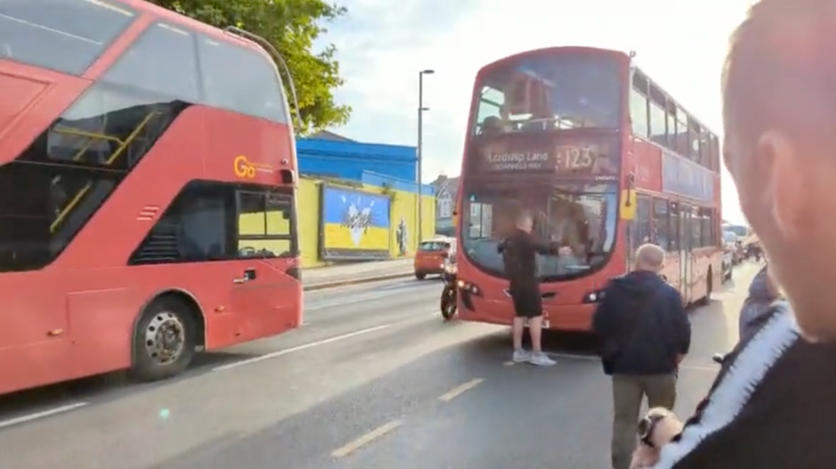 Un homme proteste auprès d’un chauffeur de bus alors que les frustrations de voyage augmentent à Londres en grève