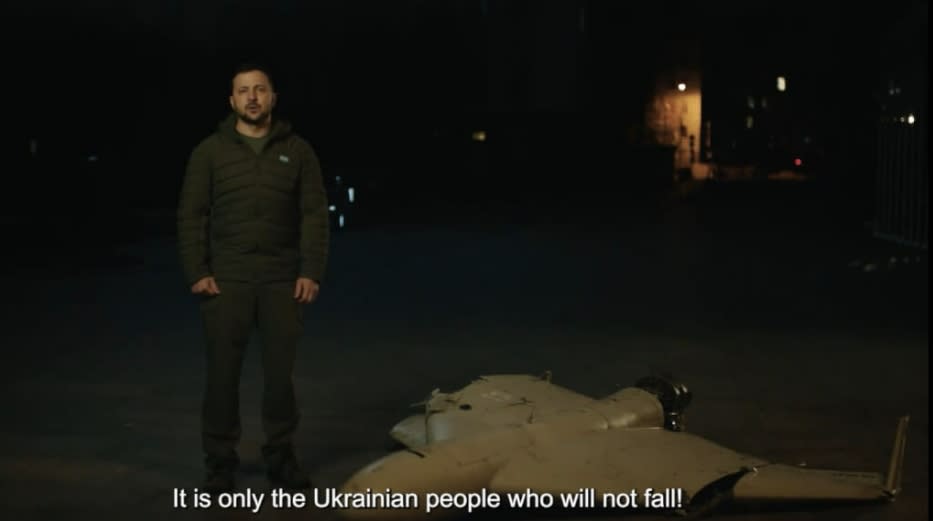 烏克蘭總統澤倫斯基27日佇立於一架被擊落的無人機殘骸旁，矢言即便俄羅斯大規模攻擊電廠，仍擊潰不了烏克蘭精神。（翻攝照片）