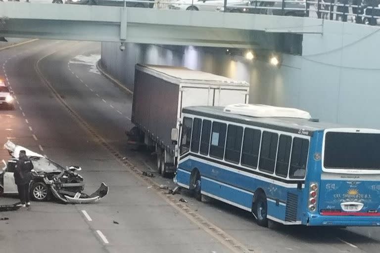 Violento choque entre tres rodados en el viaducto de Boulogne, en el municipio de San Isidro