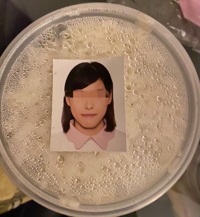 原PO的飯盒上貼著一張陌生女子的2吋證件照。（圖／翻攝自Expat Hong Kong臉書）