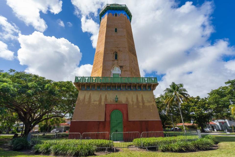 Alhambra Water Tower confunde a los choferes, que la ven desde lejos y piensan es un faro. El podcast Miami Oculto traza su historia, su arquitectura y para qué se usaba en la ciudad.