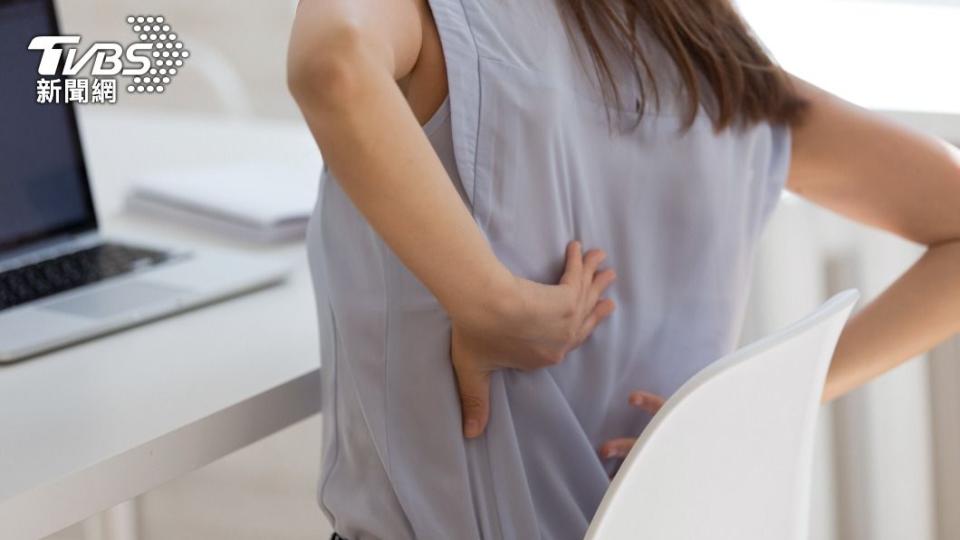 背部肌肉疼痛是最常見的症狀之一。（示意圖／Shutterstock達志影像）
