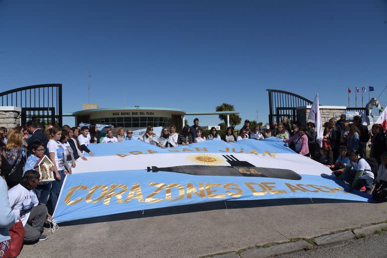 Familiares de la tripulación del Ara San Juan frente a la base naval de Mar del Plata el día después del hallazgo de la nave