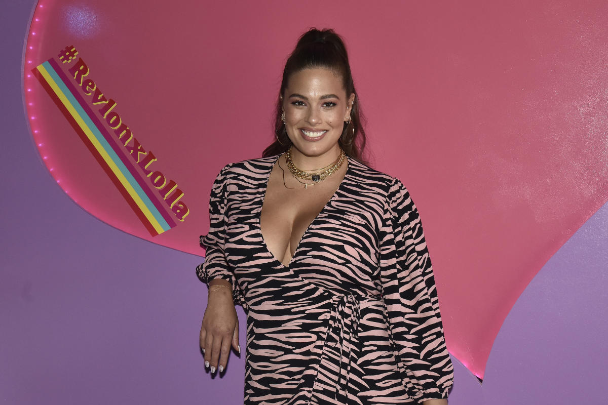 Ashley Graham Praised For Sharing Pregnant Nude Photo 2193