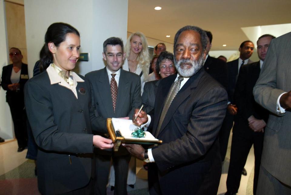 15 de mayo de 2002, de izquierda a derecha: H.T. Smith es el primer huésped en firmar el libro de visitas en la inauguración de Royal Palm Crowne Plaza Resort en South Beach, el primer hotel de lujo de propiedad afroamericana del país. (Charles Trainor Jr., miembro del personal de Herald, para Royal Palm Crowne Plaza Resort).