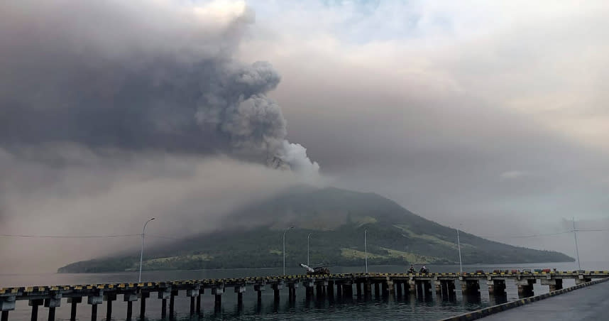 印尼北蘇拉威西省的魯昂火山。（圖／達志／美聯社）