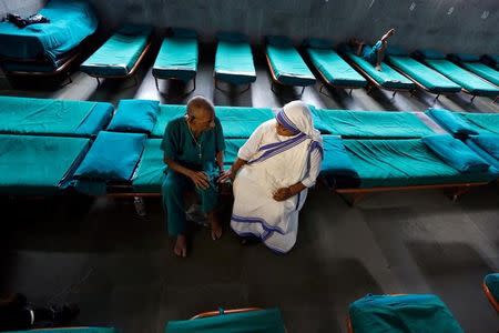 A nun belonging to the global Missionaries of Charity speaks with a patient at Nirmal Hriday, a home for the destitute and old, founded by Mother Teresa ahead of Mother Teresa's canonisation ceremony, in Kolkata, India, August 31, 2016. REUTERS/Rupak De Chowdhuri