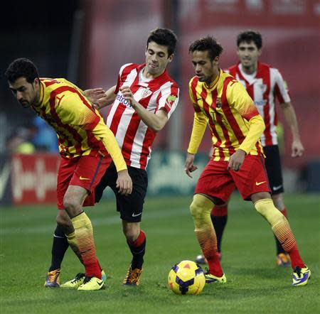 Athletic Bilbao's Markel Susaeta (2nd L) is challenged by Barcelona's Sergio Busquets (L) and Neymar (2nd R) during their Spanish first division soccer match at San Mames stadium in Bilbao December 1, 2013. REUTERS/Joseba Extaburu