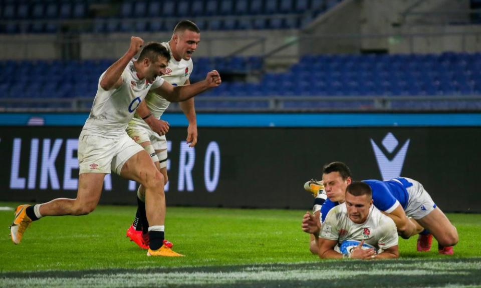 Henry Slade goes over for England’s fifth try.