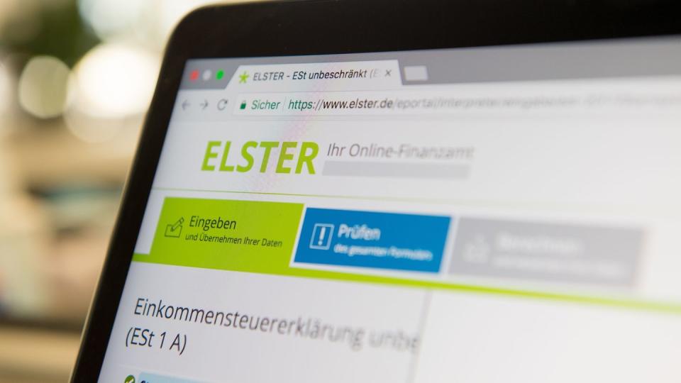 Kinder kosten, doch oft können sich Eltern Geld vom Finanzamt zurückholen - etwa mit dem Ausbildungsfreibetrag.