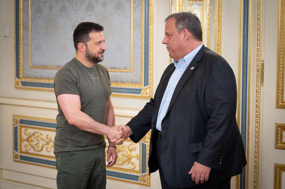 Chris Christie meeting Volodymyr Zelensky in Kyiv (via REUTERS)