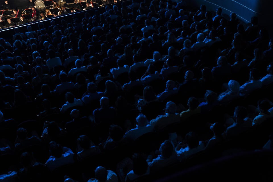 Espectadores asisten a una representación de "Turandot", la ópera de Giacomo Puccini, en el Teatro Real de Madrid, el 14 de julio de 2023. Desde hace ocho años, el Teatro Real ofrece la retransmisión gratuita de las óperas que se representan en su escenario a pueblos y ciudades de toda España. El objetivo es incentivar el interés por la ópera y librarla de su etiqueta de elitista. (AP Foto/Bernat Armangué)