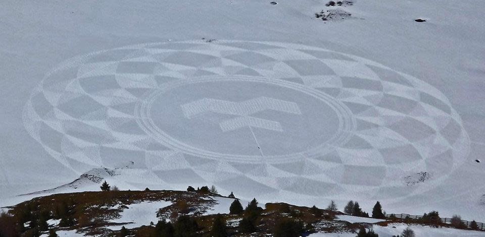 Snow art crop circles by Simon Beck<br>View more of Beck's art on his Facebook page, <a href="https://www.facebook.com/snowart8848" rel="nofollow noopener" target="_blank" data-ylk="slk:Simon Beck's Snow Art;elm:context_link;itc:0;sec:content-canvas" class="link ">Simon Beck's Snow Art</a>