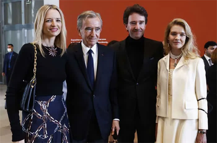 Bernard Arnault, el hombre más rico del mundo, con su familia