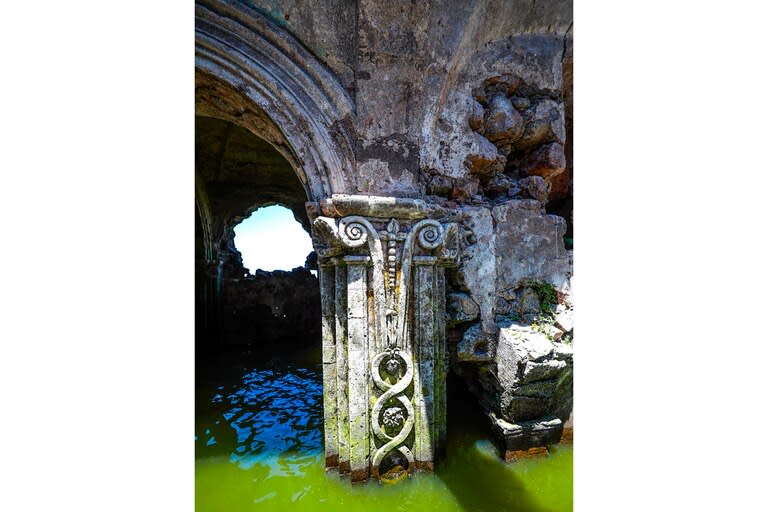 Una columna del Templo de la Virgen de los Dolores que quedó al descubierto tras la sequía