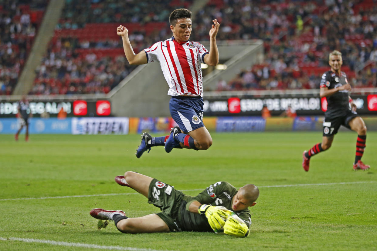 ZAPOPAN, JALISCO, 05ENERO2019.-Fernando Beltrán jugador de Chivas disputa un balón a Gibran Lajud de Xolos, en partido correspondiente a la Jornada 1 del Torneo Clausura 2019 de la Liga MX, en donde se enfrentan las Chivas de Guadalajara frente a los Xolos de Tijuana, esto en juego que se lleva a cabo en el Estadio Akron.  El marcador al final fue de 2-0 a favor del equipo de casa.   FOTO: FERNANDO CARRANZA GARCIA / CUARTOSCURO.COM