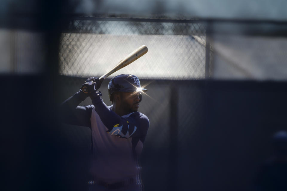 El jardinero de los Rays de Tampa Bay Rays Randy Arozarena durante una práctica de bateo en Port Charlotte, Florida, el jueves 25 de febrero de 2021. (AP Foto/Brynn Anderson)