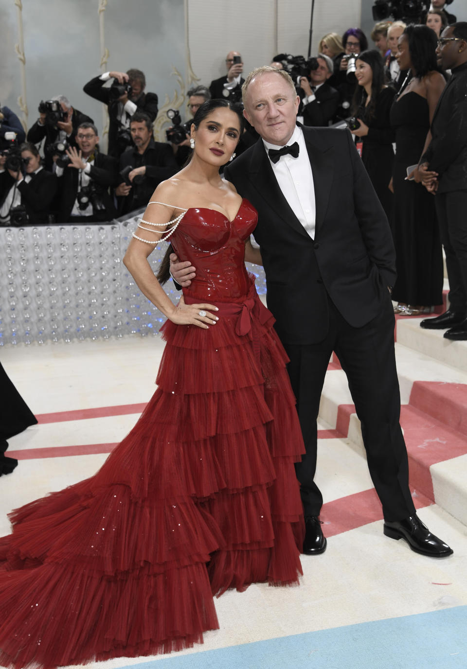 Salma Hayek, izquierda, y Francois-Henri Pinault llegan a la gala del Instituto del Vestido del Museo Metropolitano de Arte para celebrar la inauguración de la exposición "Karl Lagerfeld: A Line of Beauty" el 1 de mayo de 2023, en Nueva York. Hayek produjo la película "Quiero tu vida", que se estrena el 3 de mayo en el servicio de streaming ViX. (Foto Evan Agostini/Invision/AP)