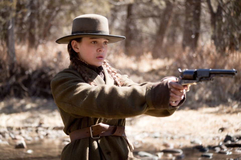 <p>Steinfeld war eine von 15.000 Schauspielerinnen, die für die Rolle der Mattie Ross im Remake des Western-Klassikers „True Grit“ der Coen Brüder vorsprachen. Ihre Darstellung der jungenTochter, die den Mord an ihrem Vater rächen will, war so überzeugend, dass die 14-Jährige für einen Oscar nominiert war und auch Miuccia Prada wurde auf sie aufmerksam und machte sie zum Gesicht von Miu Mius Herbst-Kampagne 2011.</p>