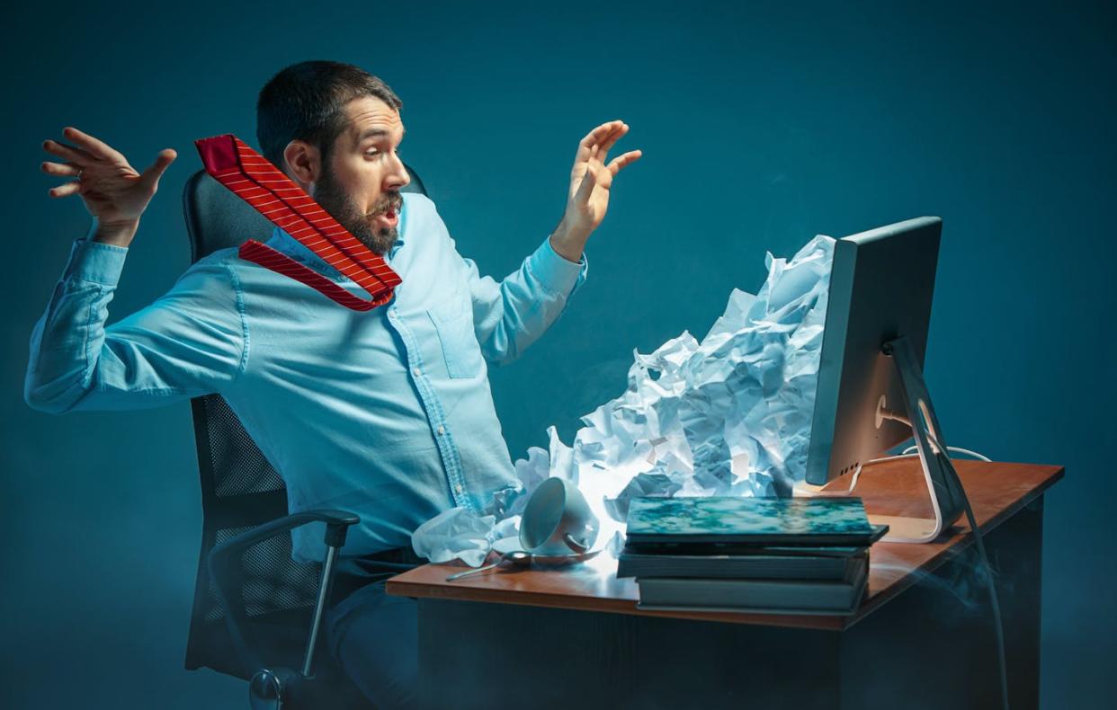 <a href="https://www.shutterstock.com/es/image-photo/young-stressed-handsome-businessman-working-desk-1071449225" rel="nofollow noopener" target="_blank" data-ylk="slk:Master1305 / Shutterstock;elm:context_link;itc:0;sec:content-canvas" class="link ">Master1305 / Shutterstock</a>