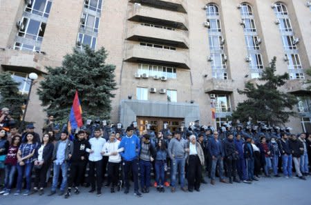 Demonstrators block the entrance of the Armenian government building during a protest after parliament voted to allow former president Serzh Sargsyan to become prime minister, in Yerevan, Armenia April 19, 2018. Photolure/Vahram Baghdasaryan via REUTERS