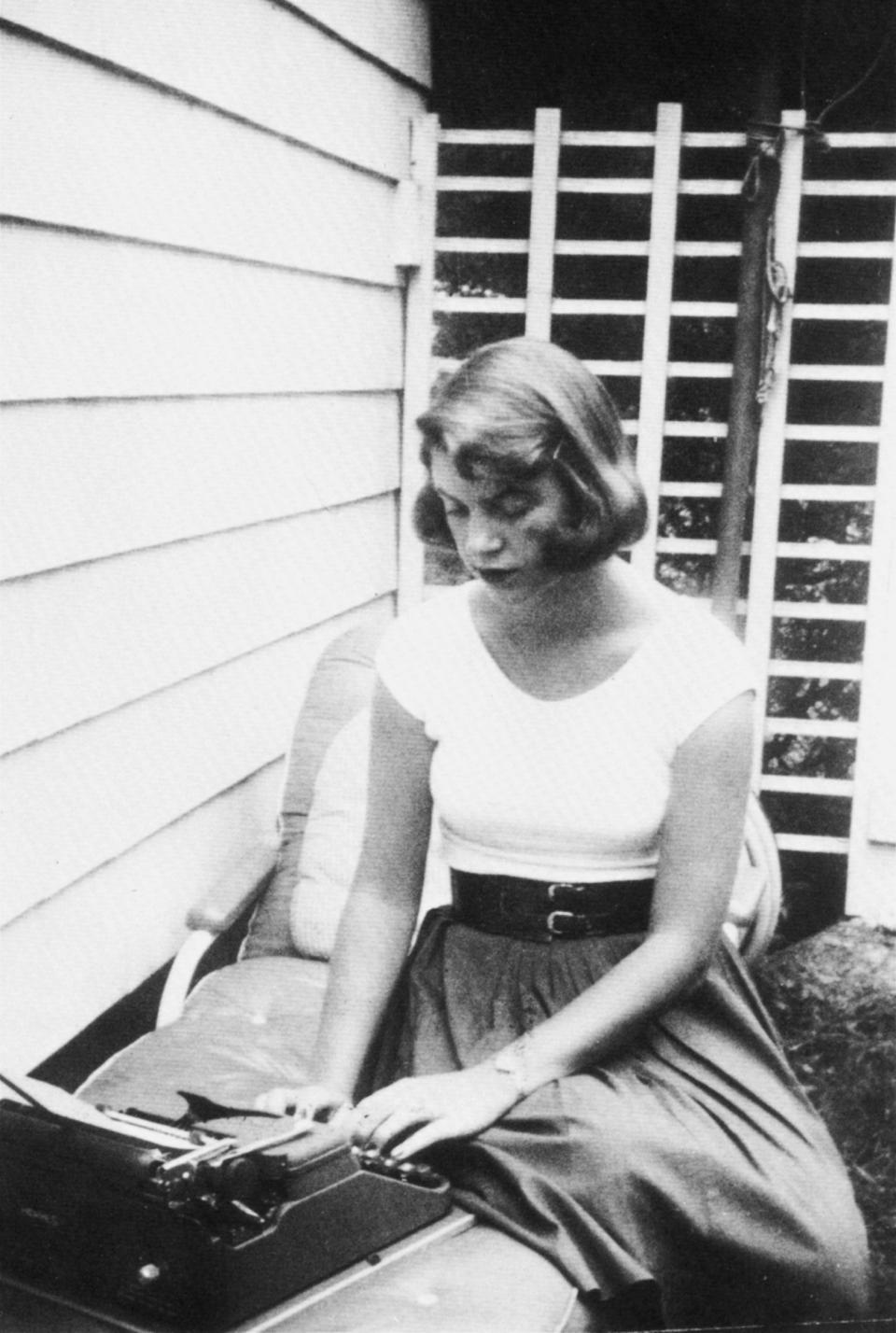 Plath typing in the backyard, Wellesley, Massachusetts, 1954<span class="copyright">Archivio GBB/Contrasto/Redux</span>