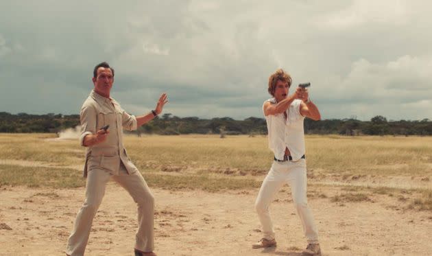 Jean Dujardin (à gauche) et Pierre Niney (à droite) sur le tournage d'