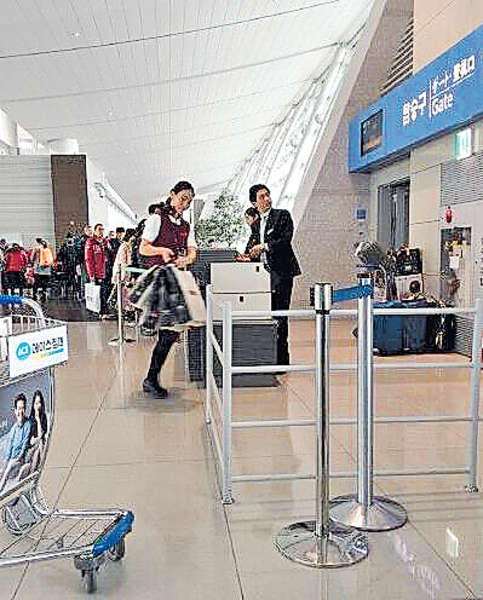 照片顯示，空姐手提購物袋跑向登機口，身後是排長隊的旅客。(網絡圖片)
