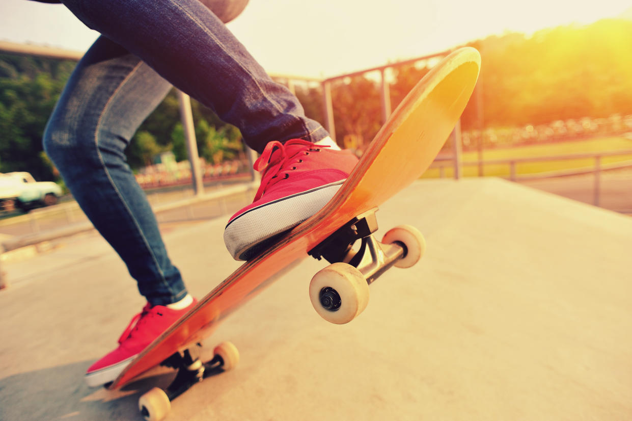 Tricks mit dem Skateboard hat der 13-jährige Gavin Mabes dem fünfjährigen Carter Bruynell noch keine beigebracht. Dennoch hatte Carter einen ganz besonderen Geburtstag mit seinem neuen Freund. Foto: Symboldbild / gettyimages / lzf