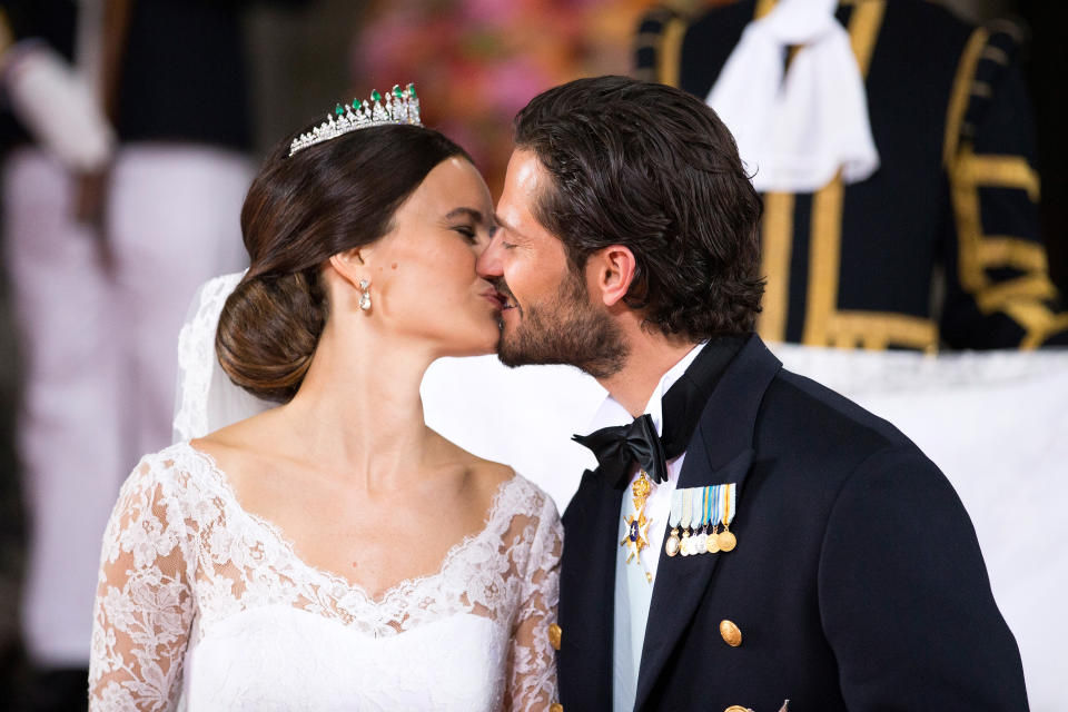 <p>Der jüngere Bruder von Prinzessin Victoria, Carl Philip von Schweden, tat es seiner Schwester gleich und pfiff auf eine adelige Verbindung: 2015 heiratete er die bürgerliche Sofia Kristina Bernadotte, die zuvor als Kellnerin und Model arbeitete. (Bild: Getty Images) </p>