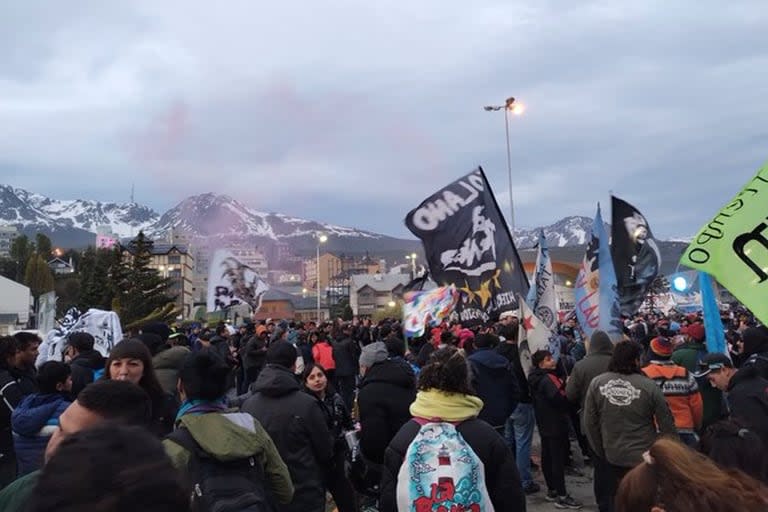 Más de 20.000 fanáticos de La Renga llegaron a Ushuaia para presenciar el show de esta noche