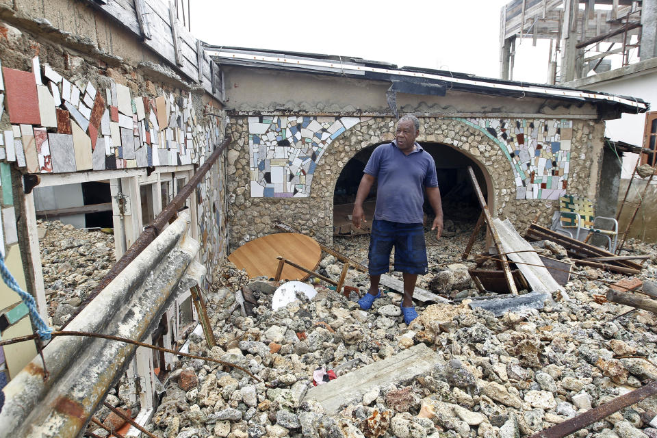 <p>Un hombre observa los restos de su casa hoy, domingo 10 de septiembre del 2017, luego del paso del huracán Irma por La Habana, (Cuba). Los cayos de la costa norte de Cuba, que fueron la zona de la isla por la que el ojo del huracán Irma pasó más cerca, sufrieron graves daños materiales, en especial la infraestructura hotelera y el “pedraplén”, la carretera que une estos islotes con tierra firme, informaron hoy medios locales. EFE/Ernesto Mastrascusa </p>