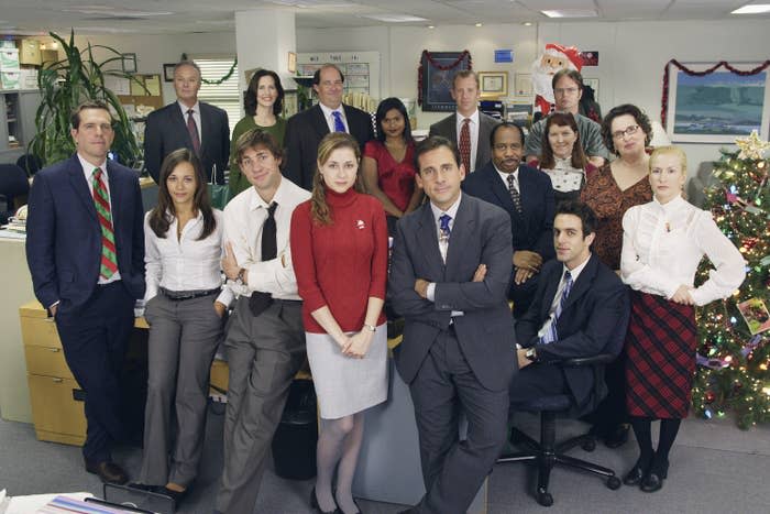 The entire cast of the Office pose together on set