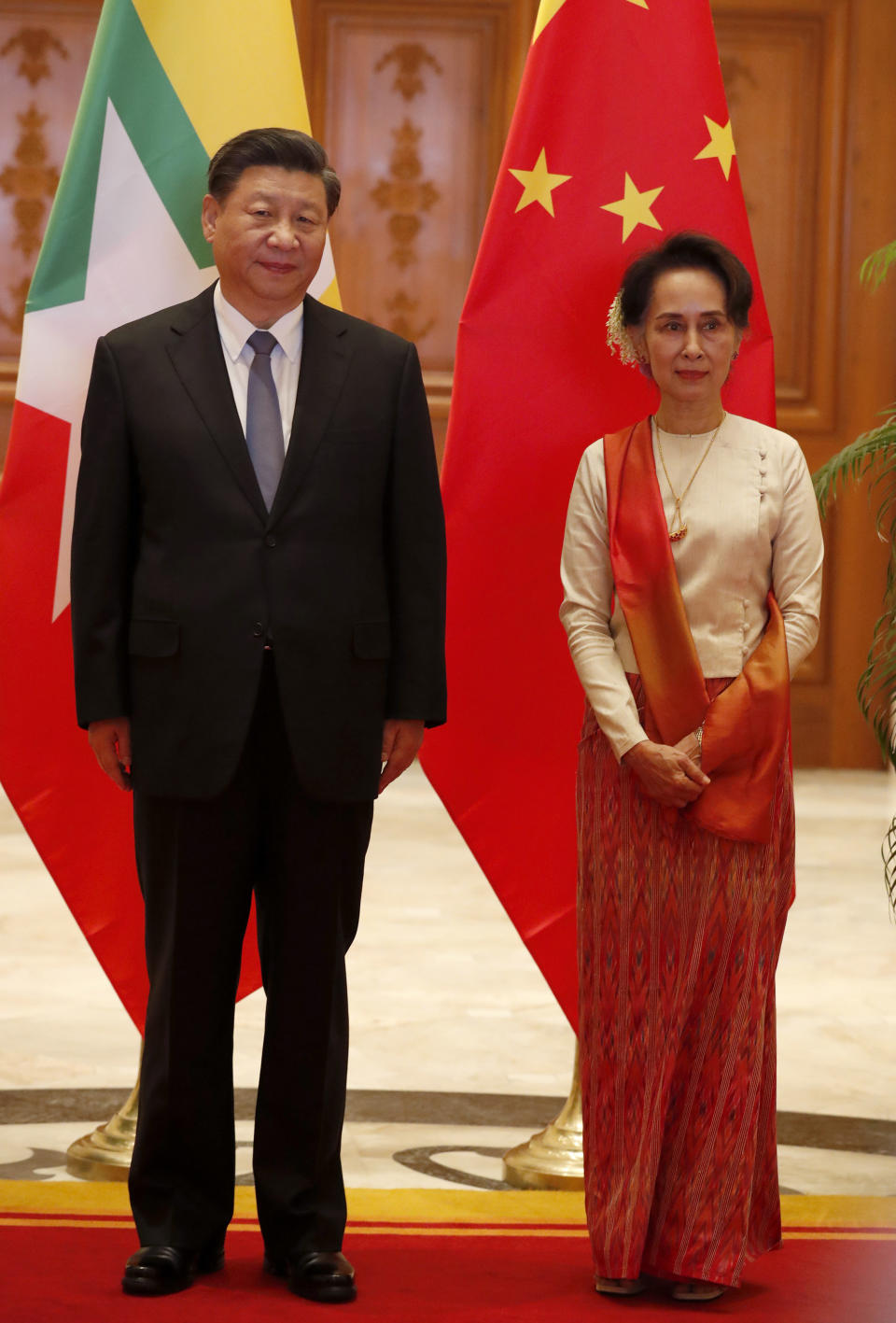 Myanmar State Counselor Aung San Suu Kyi, right, and Chinese President Xi Jinping pose for a photo at president house in Naypyitaw, Myanmar, Saturday, Jan. 18, 2020. (Nyein Chan Naing/Pool Photo via AP)