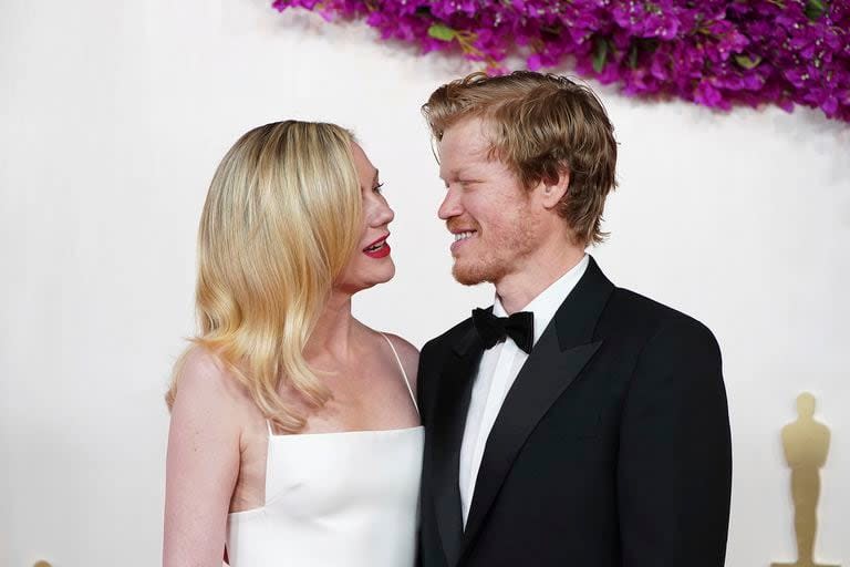 Kirsten Dunst y Jesse Plemons se mostraron muy enamorados en la alfombra roja. La pareja es una de las pocas que ostenta el honor de haber sido nominados el mismo año: fue en 2022 por sus papeles en El poder del perro (2021)