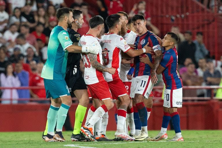 Bareiro se enfrenta con De la Fuente mientras otros jugadores llegan al entrevero