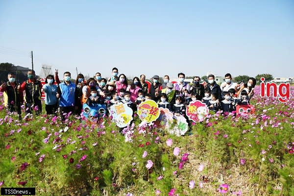 林世賢市長歡迎各地遊客，春節期間到彰化磚瑤里踏青賞花遊。（記者方一成攝）