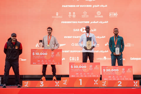 The three winning participants in the women’s elite 42.2km segment all hailed from Ethiopia. Badane Bedatu Hirpa won the women’s elite marathon, Desta Nigist Muluneh came in second place, with Jebesa Zenebu Fikadu taking third place. Saudi Sports for All Federation’s President HRH Prince Khaled bin Alwaleed bin Talal Al Saud stands on the far left (Photo: AETOSWire)