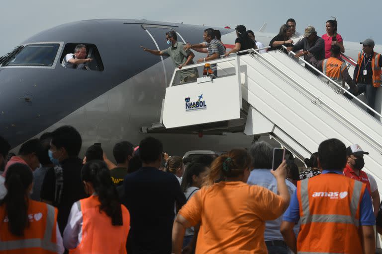 La gente rodea un avión y bloquea el tráfico en el Aeropuerto Internacional de Viru Viru, en Santa Cruz de la Sierra, tras el arresto del líder opositor Luis Fernando Camacho. Diego Tejerina/dpa