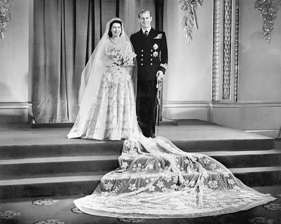 <p>Prinzessin Elizabeth und Prinz Philip bei ihrer Hochzeit am 20. November 1947. Sie fand in der Westminster Abbey statt und die spätere Königin trug ein von Norman Hartnell entworfenes Satinkleid. Die BBC übertrug die Zeremonie im Radio an 200 Millionen Menschen in aller Welt.</p> 