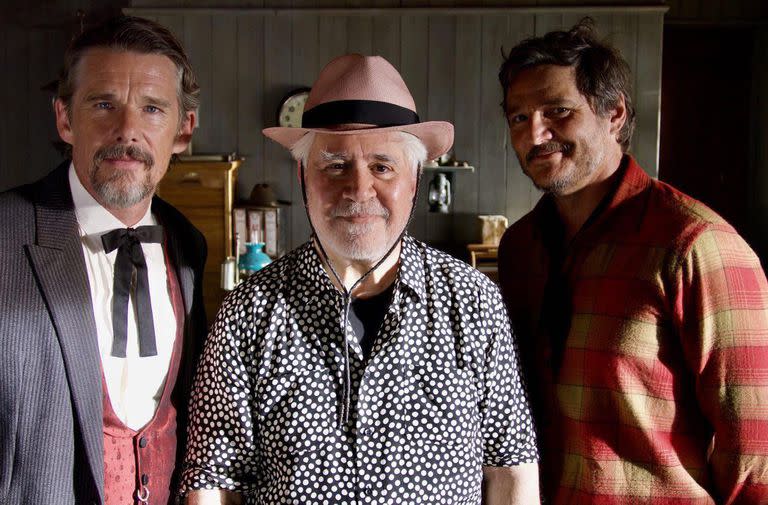 Almodóvar junto a los dos intérpretes de su nueva película (y su primer western): Ethan Hawke y Pedro Pascal